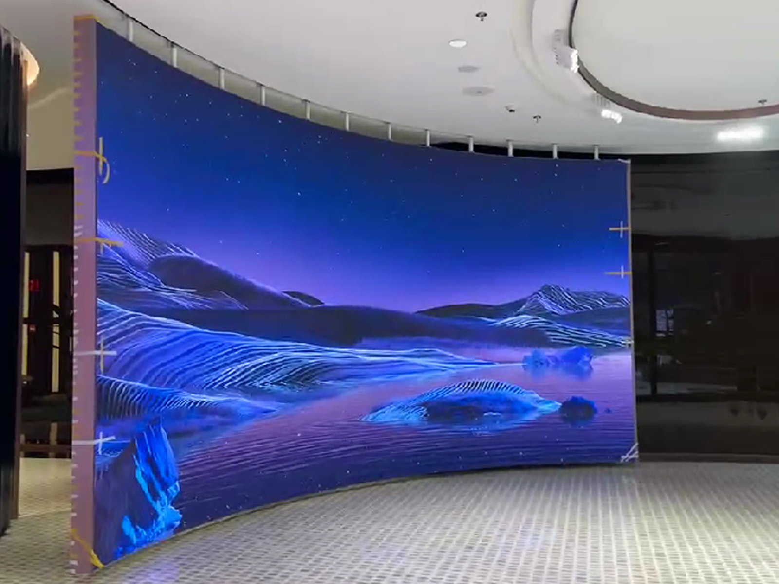 上海外滩某知名汽车展厅P1.8弧形移动屏